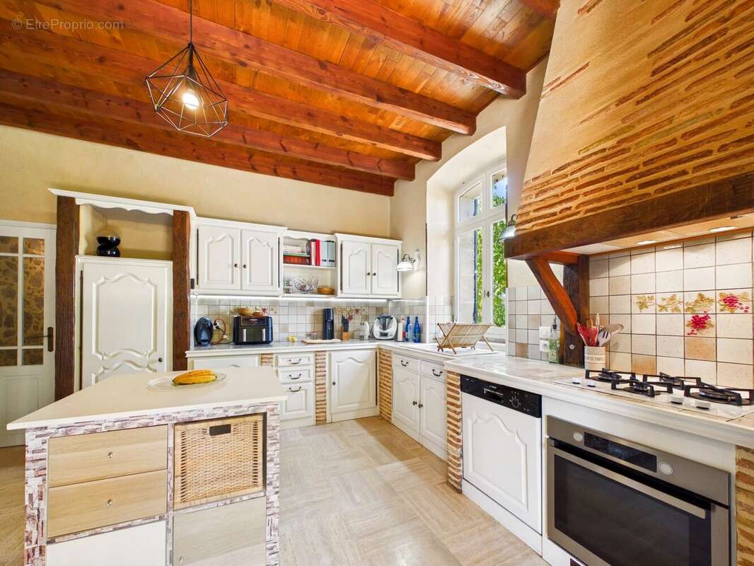 Jolie maison en pierre avec 4 chambres, un grand garage et un abri voiture. - photo 4