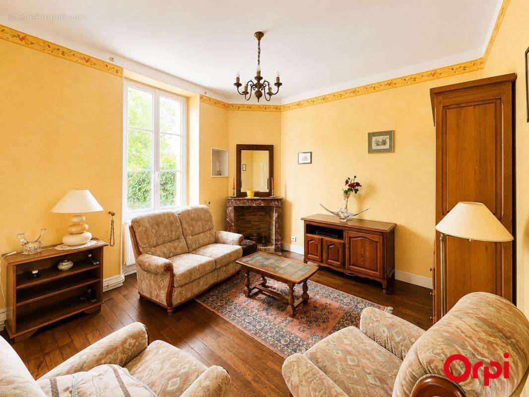Maison familiale à vendre à Dun-sur-Auron – 136 m² – 4 chambres – Garages – Dépendances – Jardin clos - photo 5