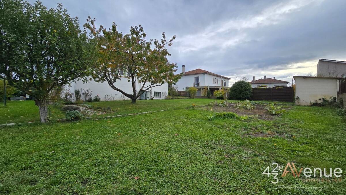 Maison à SAINT-GENEST-LERPT