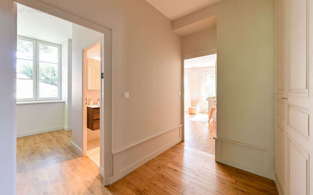 Hauteurs de Saint-Cyr-au-Mont-d'Or   Propriété de Maître de 340 m2 - 8 pièces 5 suites - photo 25