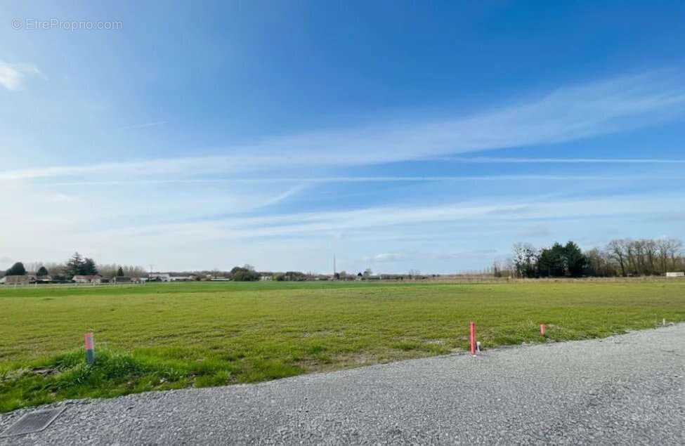 Terrain à LENCLOITRE