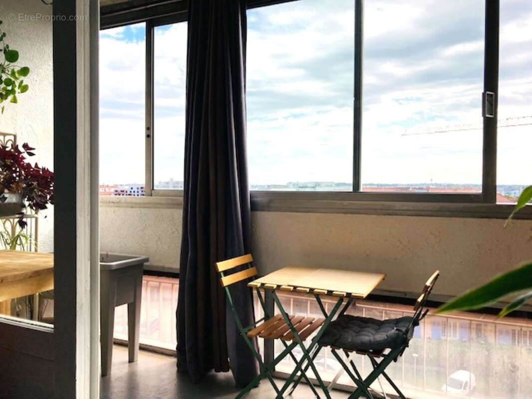 Lumineux appartement T4 de 78m² avec balcon, vue dégagée, place de parking privative - Bron - photo 4