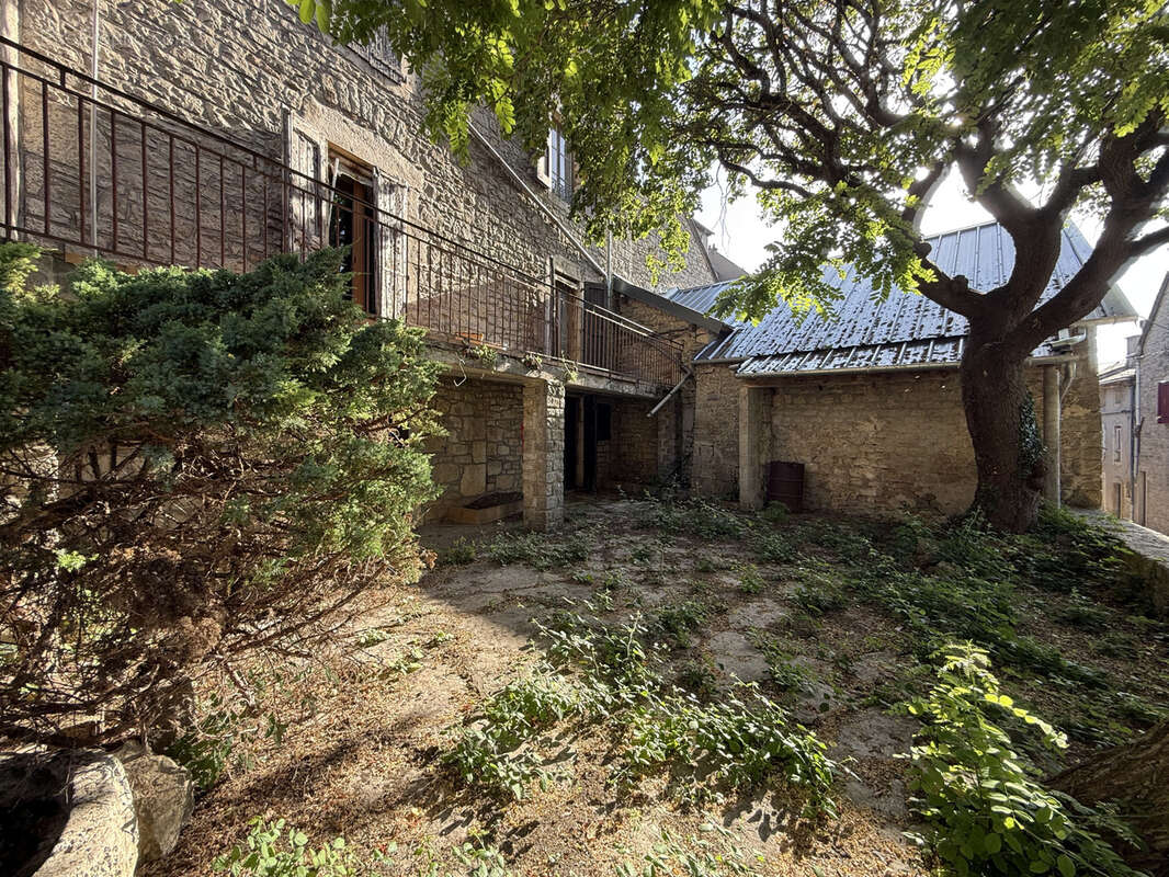 Maison de caractère à rénover   Terrasse, Jardinet, Garage vouté, ancienne étable et Puits - photo 2