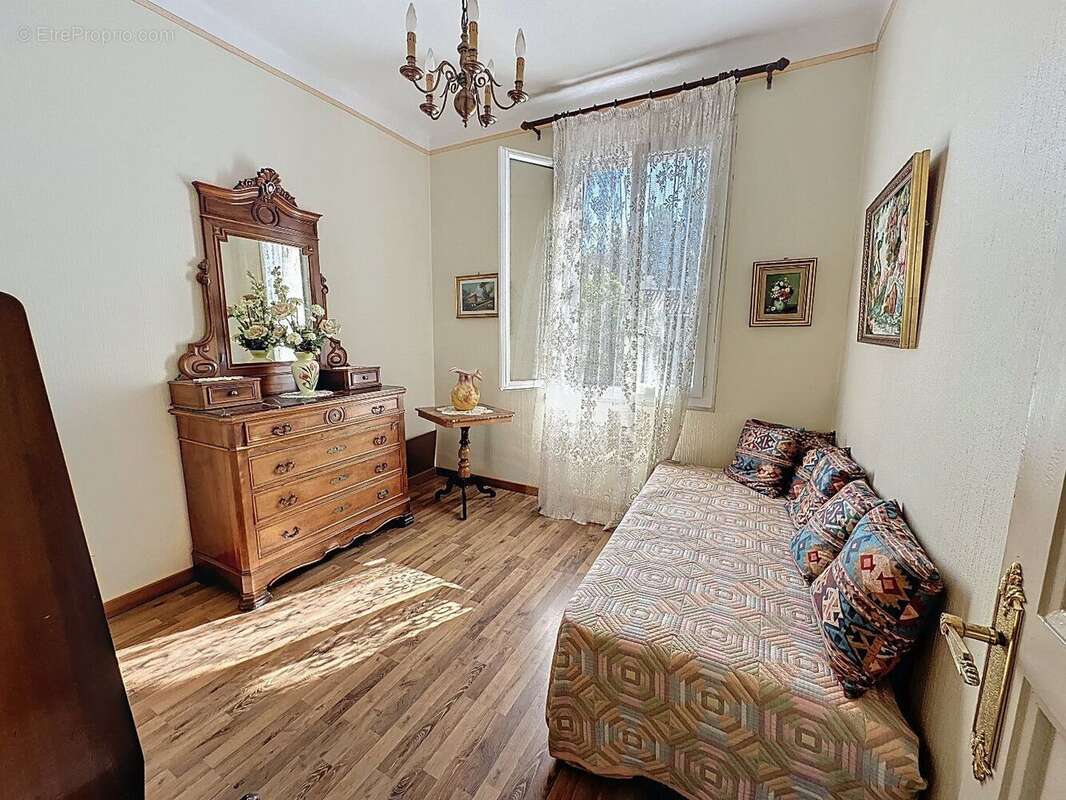 Avignon Intra-Muros Porte Saint Michel : 120 m² Traversant avec Balcon Idéal Famille, Profession Libérale ou Investisseur - photo 12