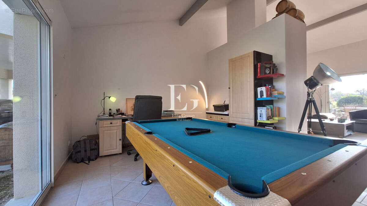 Maison à SAINT-MEME-LES-CARRIERES