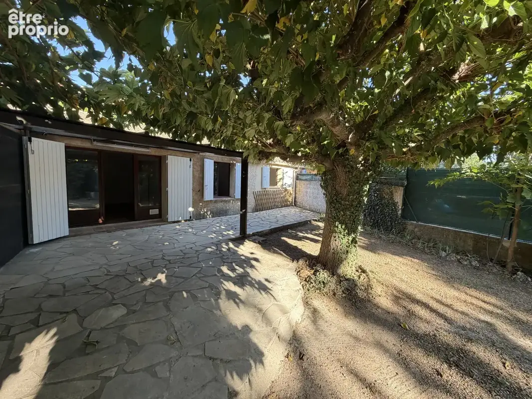 À Aups   Maison de plain-pied avec extérieur et stationnement - photo 2