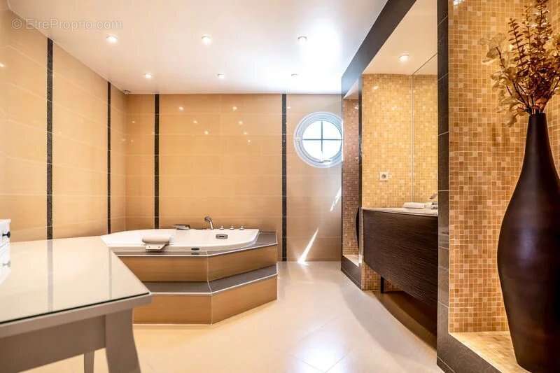 Maison à VILLENEUVE-LE-COMTE