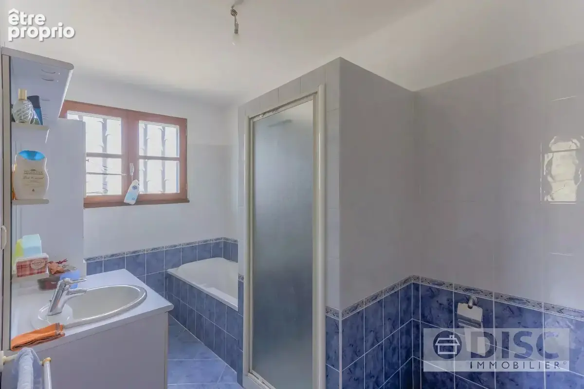 Vaste propriété de plus de 500 m² avec jardin clos et nombreuses possibilités. - photo 10