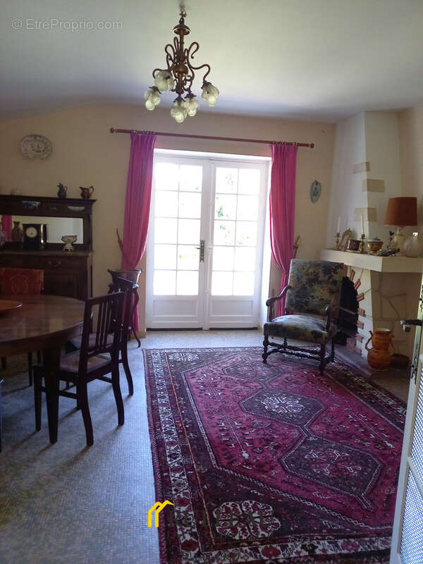 Maison à SAINT-CHRISTOLY-DE-BLAYE