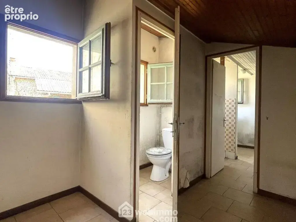 Puis, un espace buanderie, les WC et la salle d'eau.