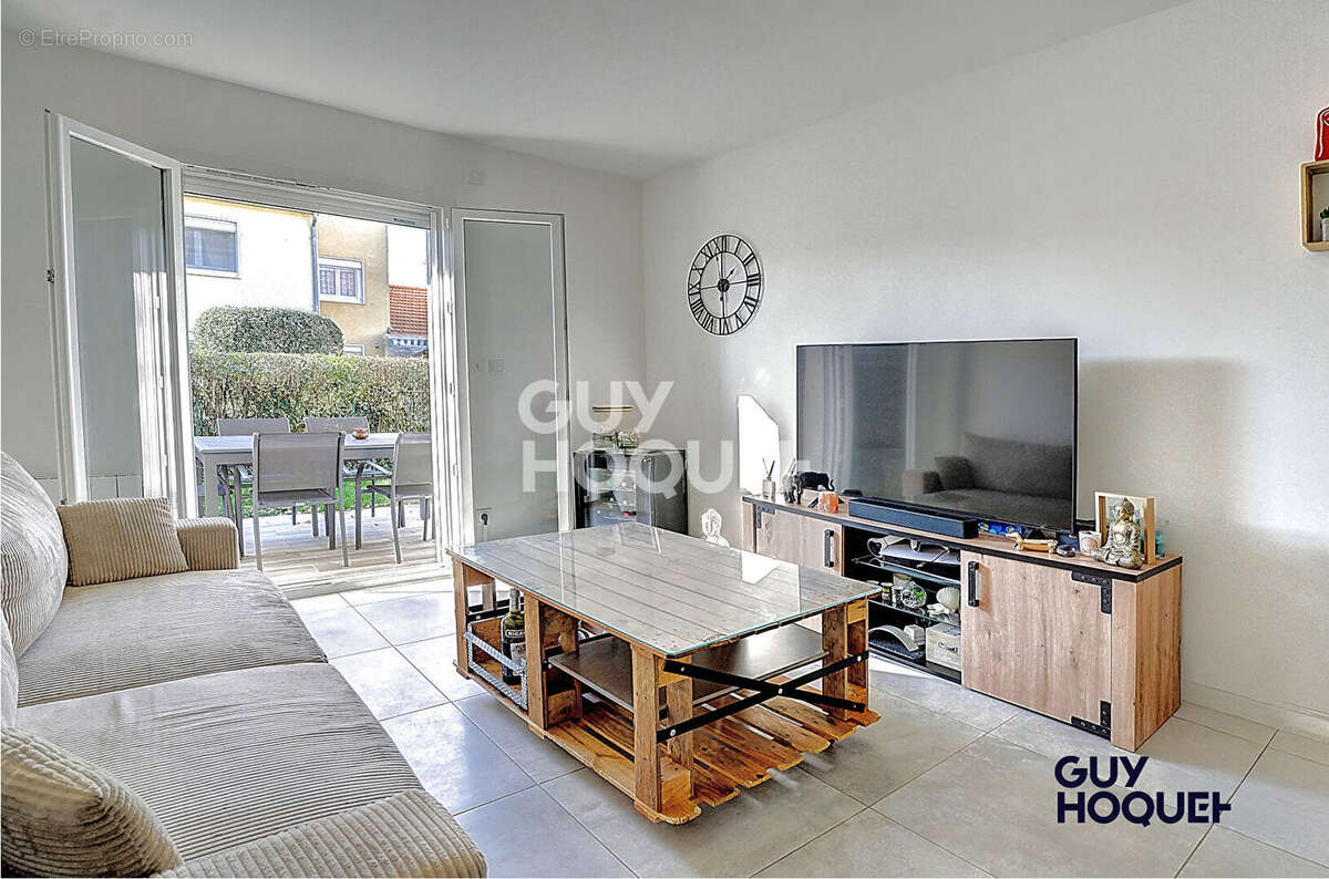 Appartement à SAINT-DENIS-LES-BOURG