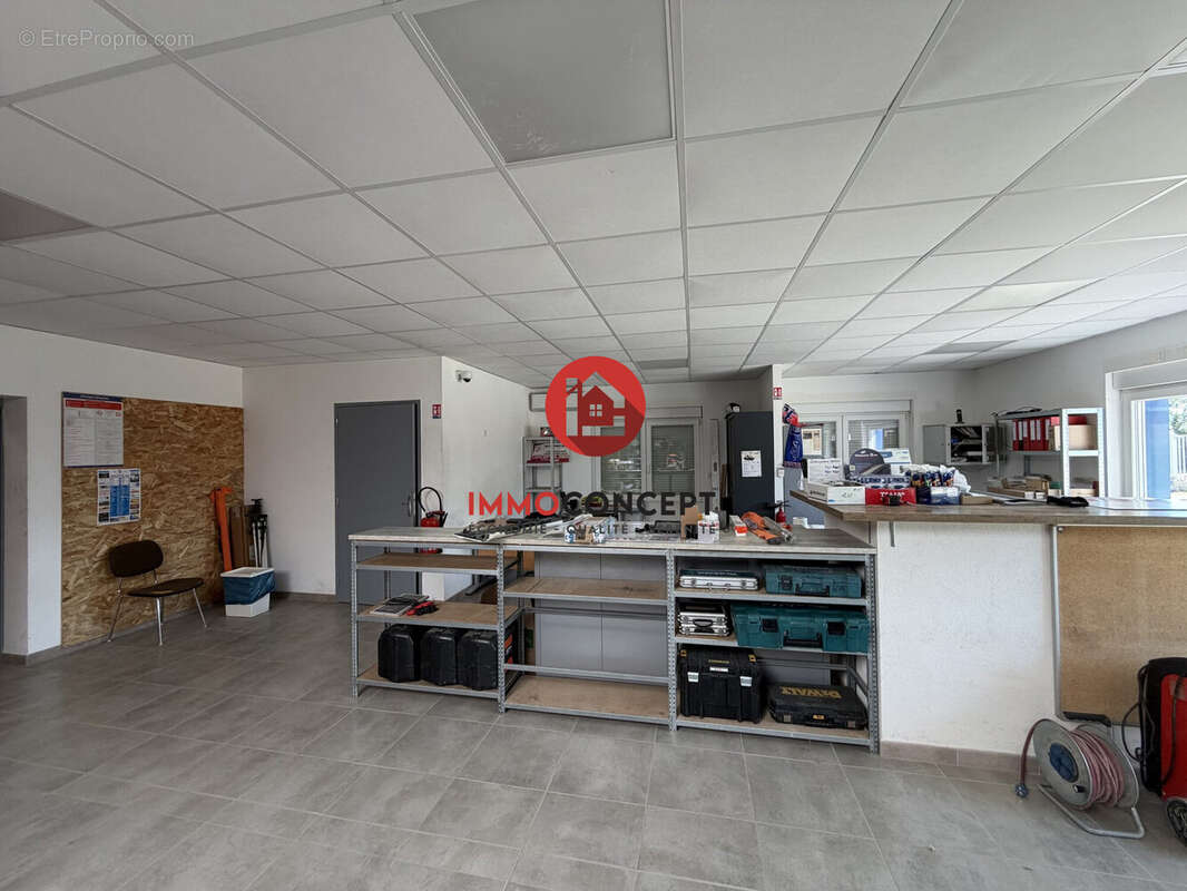 Commerce à LAUDUN-L'ARDOISE