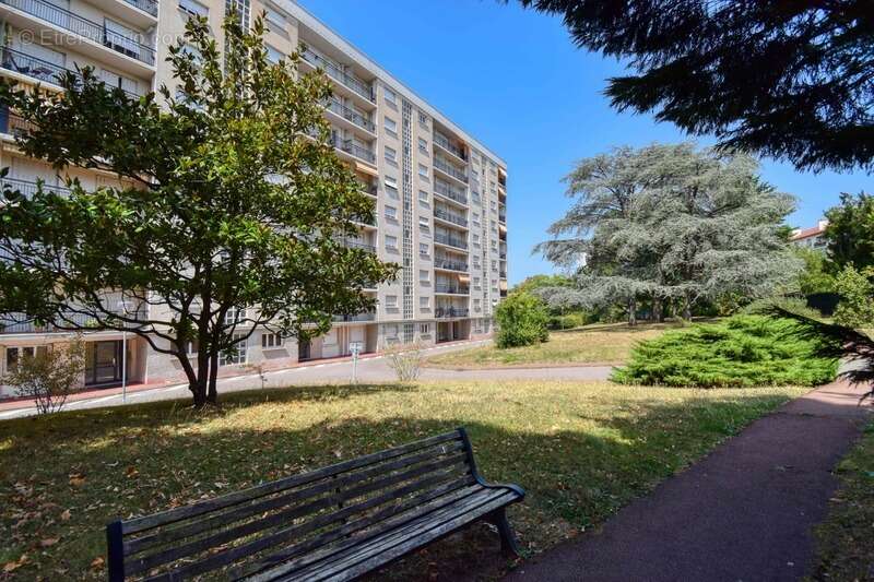 LYON 5EME ARRONDISSEMENT Appartement T2 avec cave - stationnement libre - photo 3