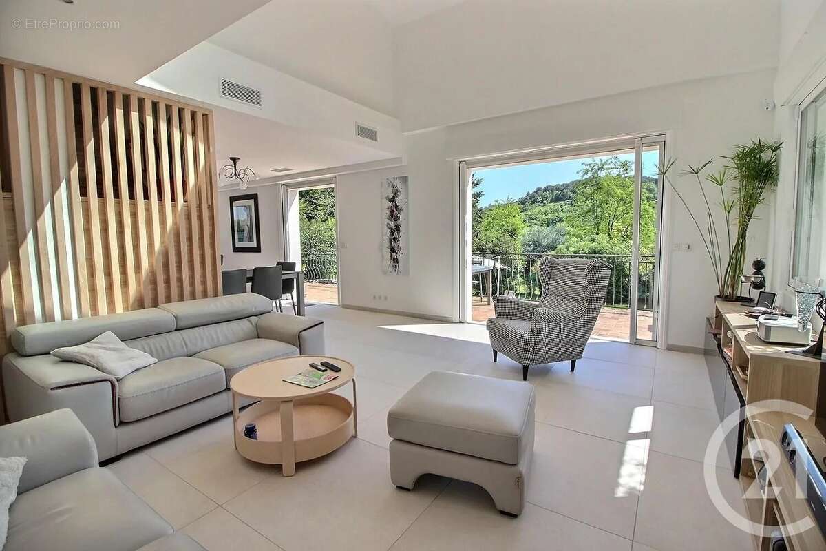 Maison à CHATEAUNEUF-GRASSE