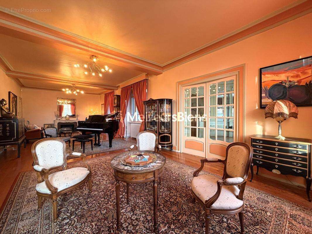 Maison à MONTREUX-CHATEAU