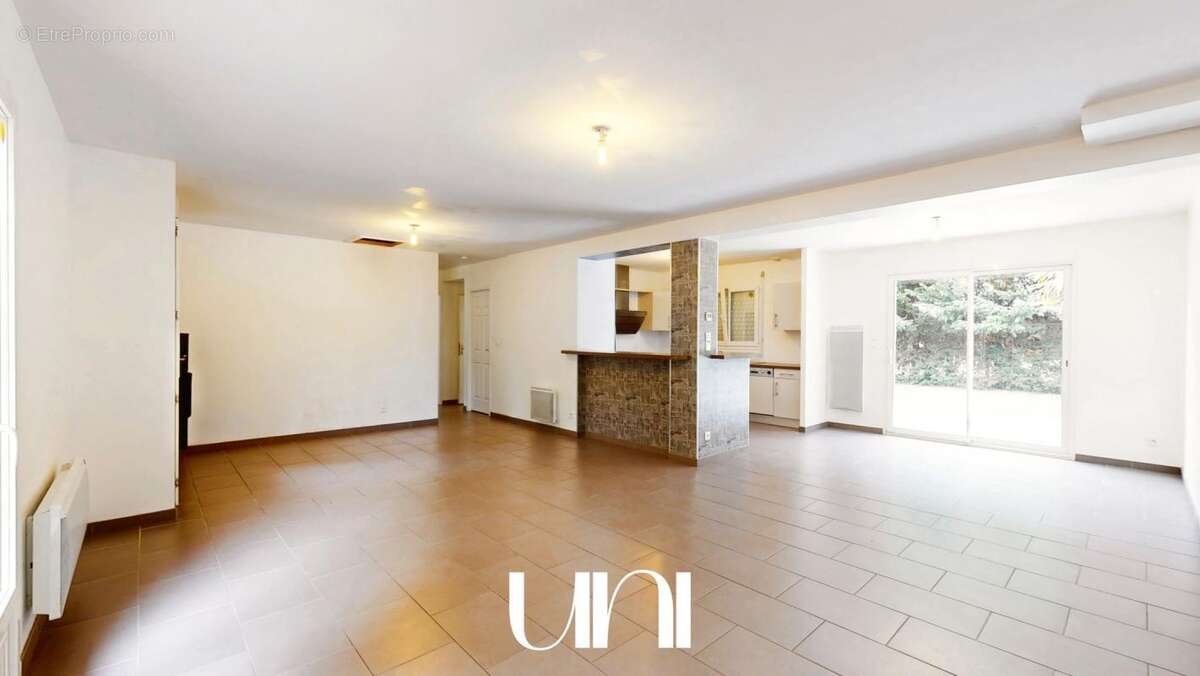 Maison à SAINT-CYR-DU-RONCERAY