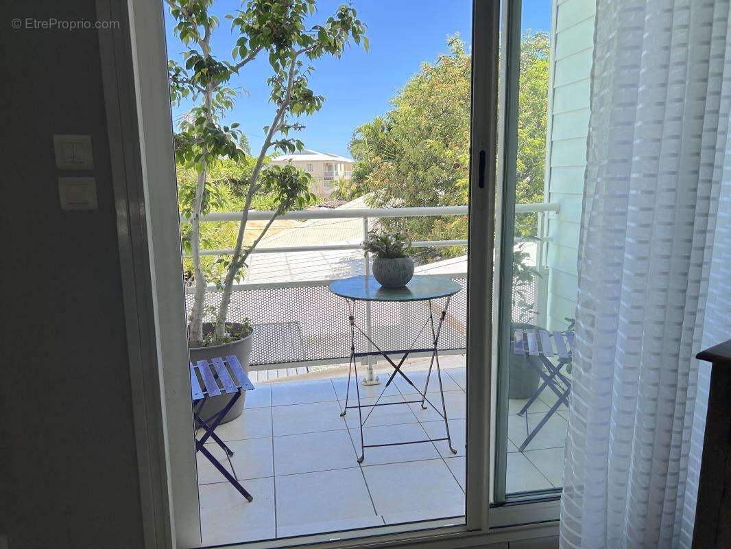 Appartement T3 coeur de ville de Saint Gilles les Bains - photo 3