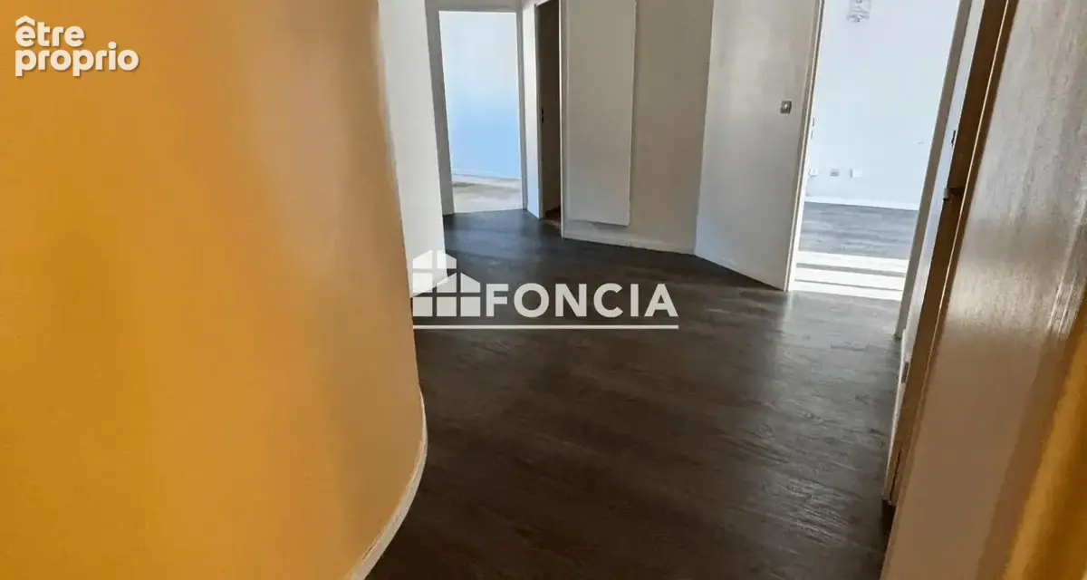 SAINT-JEAN-DE-MAURIENNE – CENTRE-VILLE Appartement 4 pièces de 80 m² avec ascenseur - photo 8