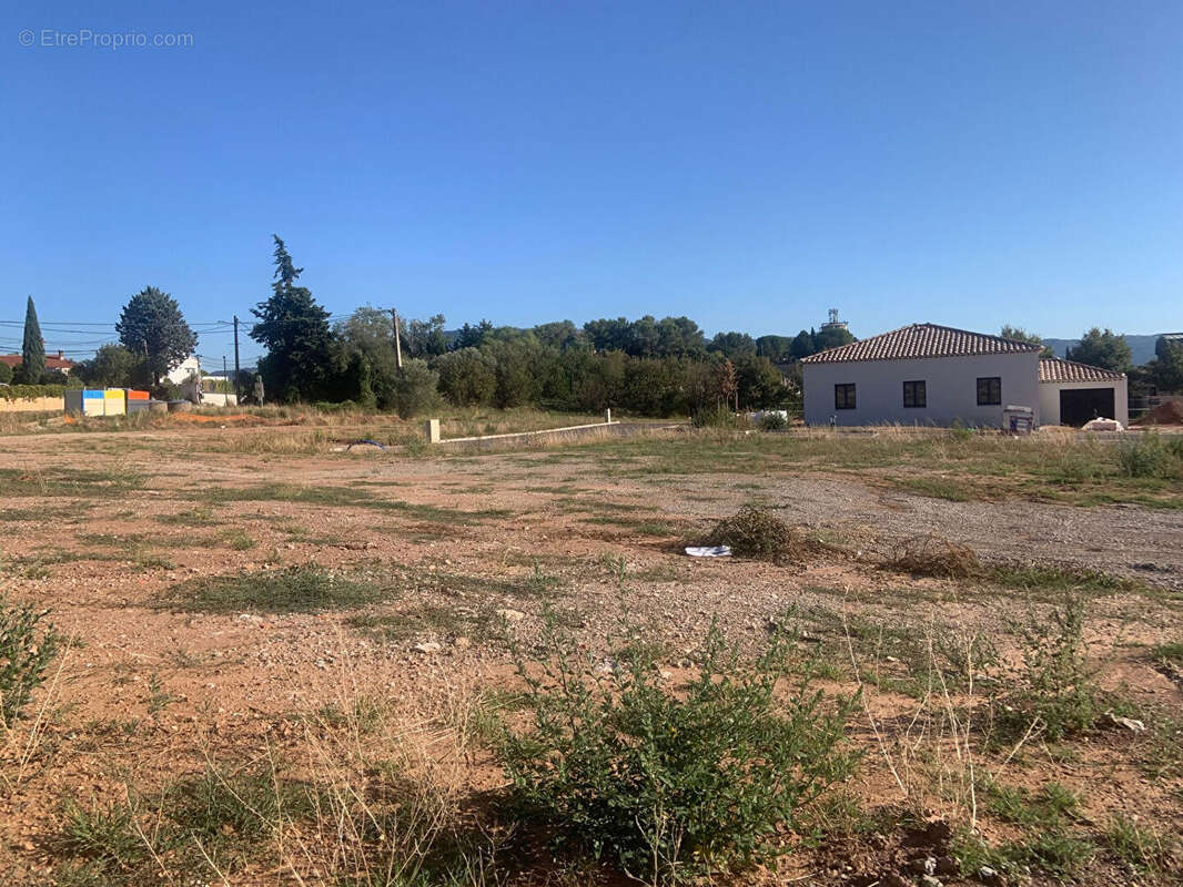 Terrain à POURRIERES