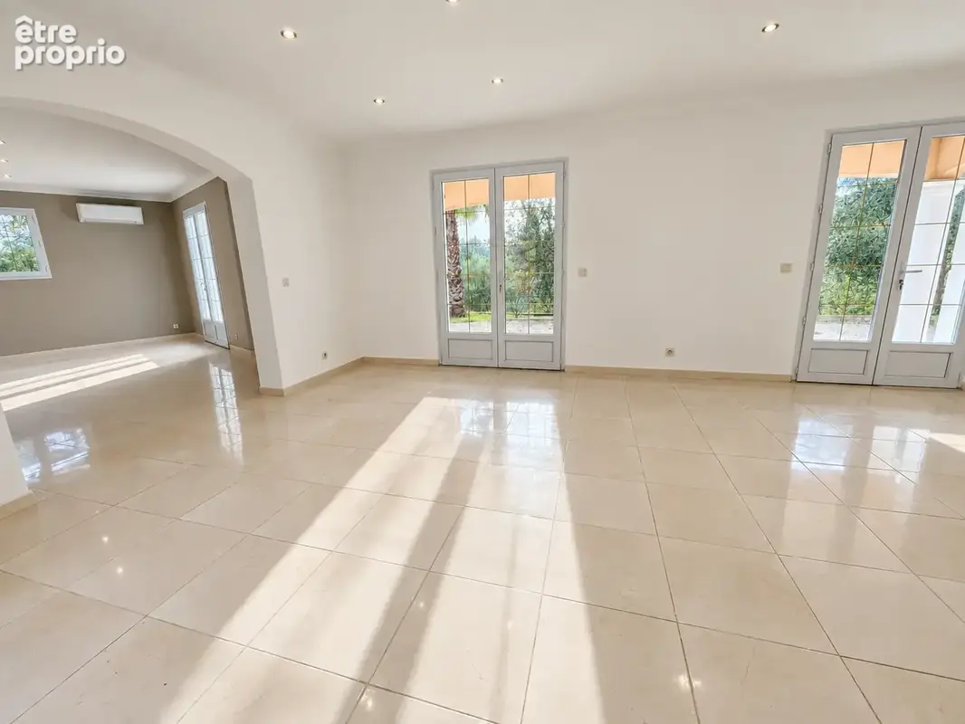 La Motte -Villa de 150 m2 - Grand jardin arboré - Terrain piscinable - photo 4