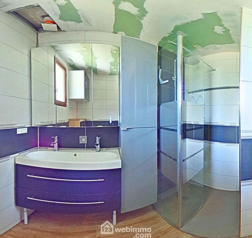 Et pour finir l'habitation, la salle de douche avec chauffage au sol - Maison à UGINE