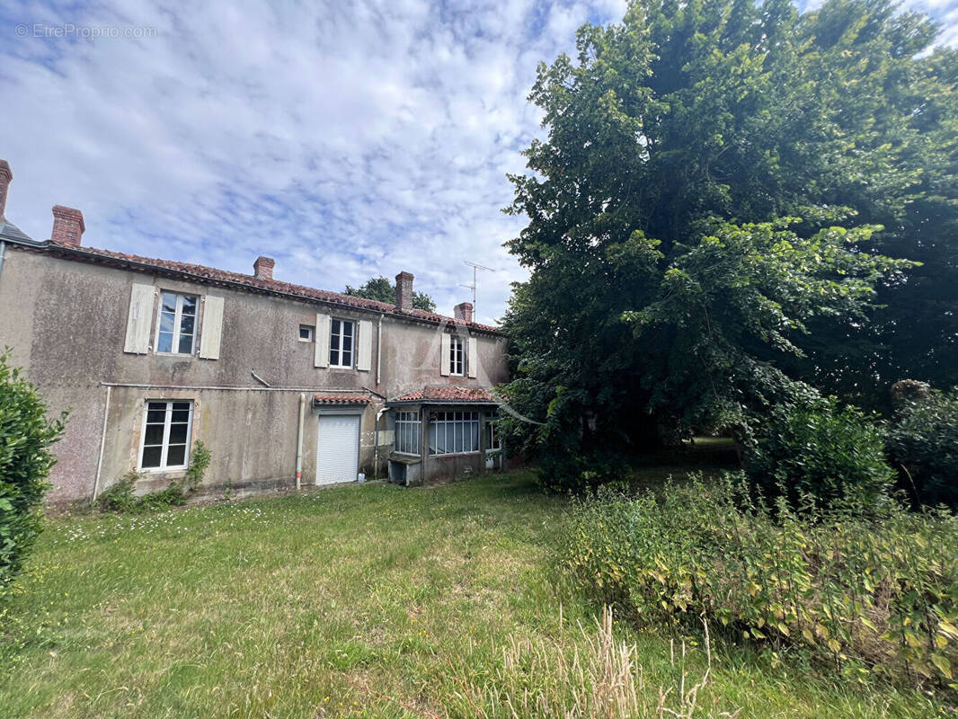 Maison à BEAULIEU-SOUS-LA-ROCHE