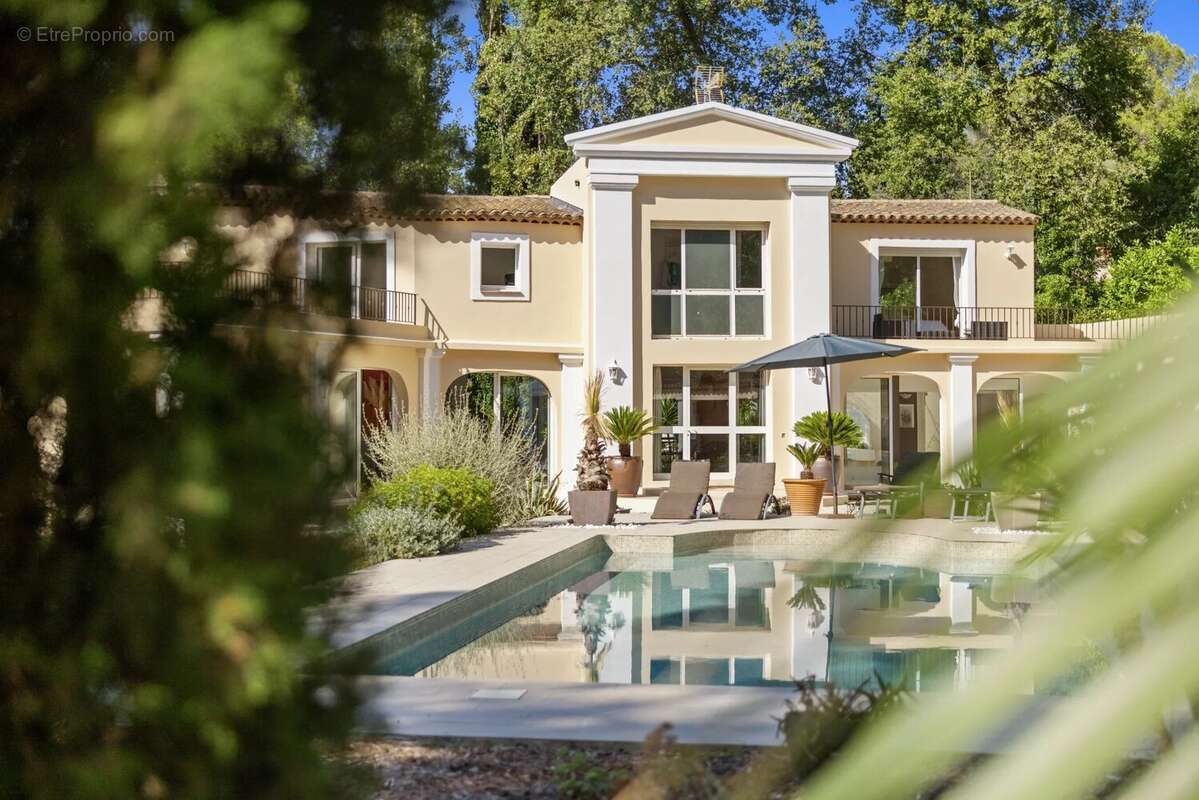 Propriété unique à Mougins — un havre de paix familial avec forêt, pool house et vie de village. - photo 12