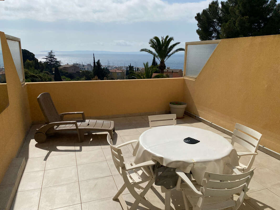 Magnifique Vue Mer Pour Ce Splendide Studio Avec Grande Terrasse Centre Du Lavandou. - photo 10