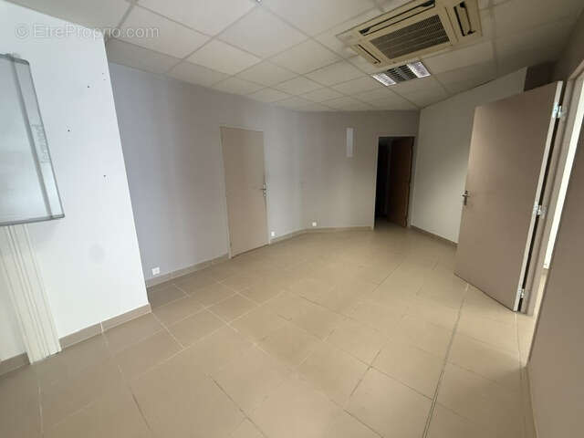 Local professionnel 59m2  rez de chaussee plan de cuques - photo 8
