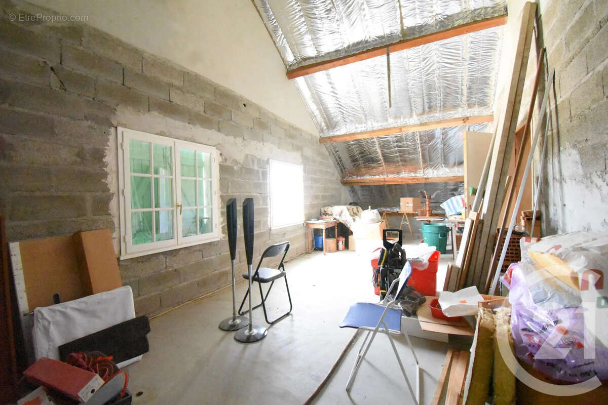 Maison à CREUZIER-LE-VIEUX