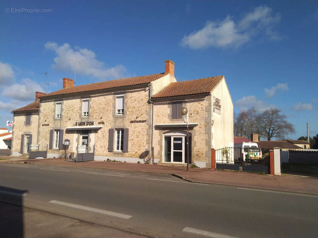 350 m² à Avrille  - photo 2