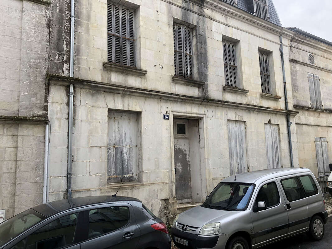 Appartement à BARBEZIEUX-SAINT-HILAIRE