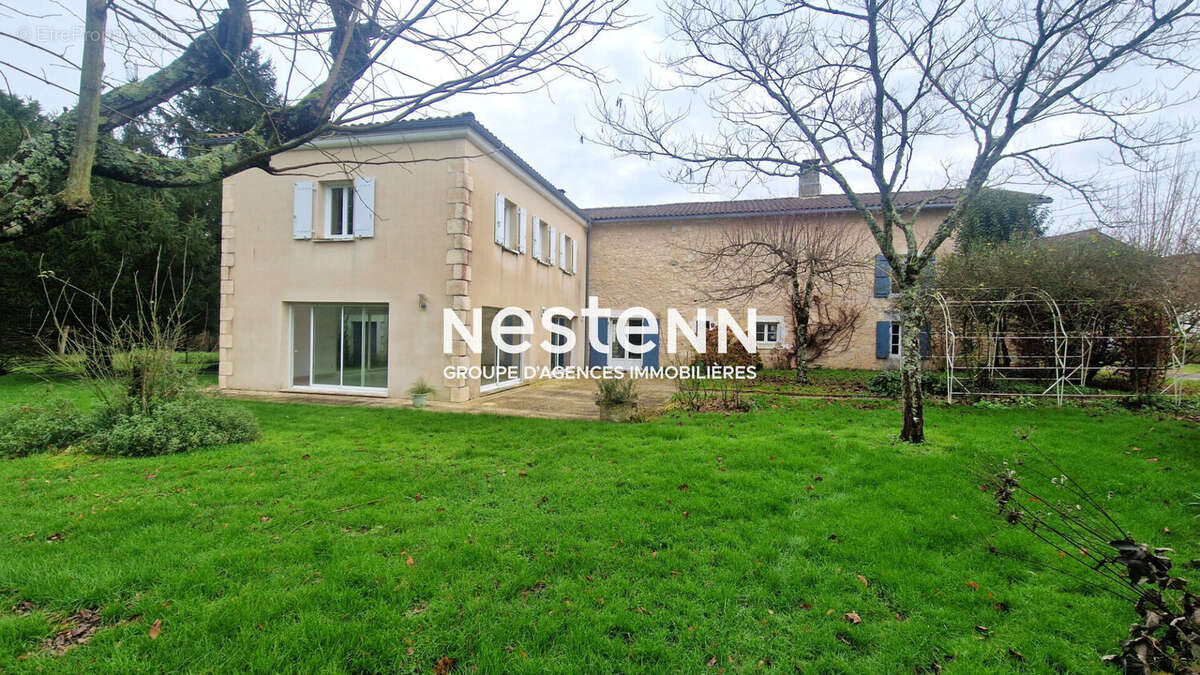 Maison à LA ROCHEBEAUCOURT-ET-ARGENTINE