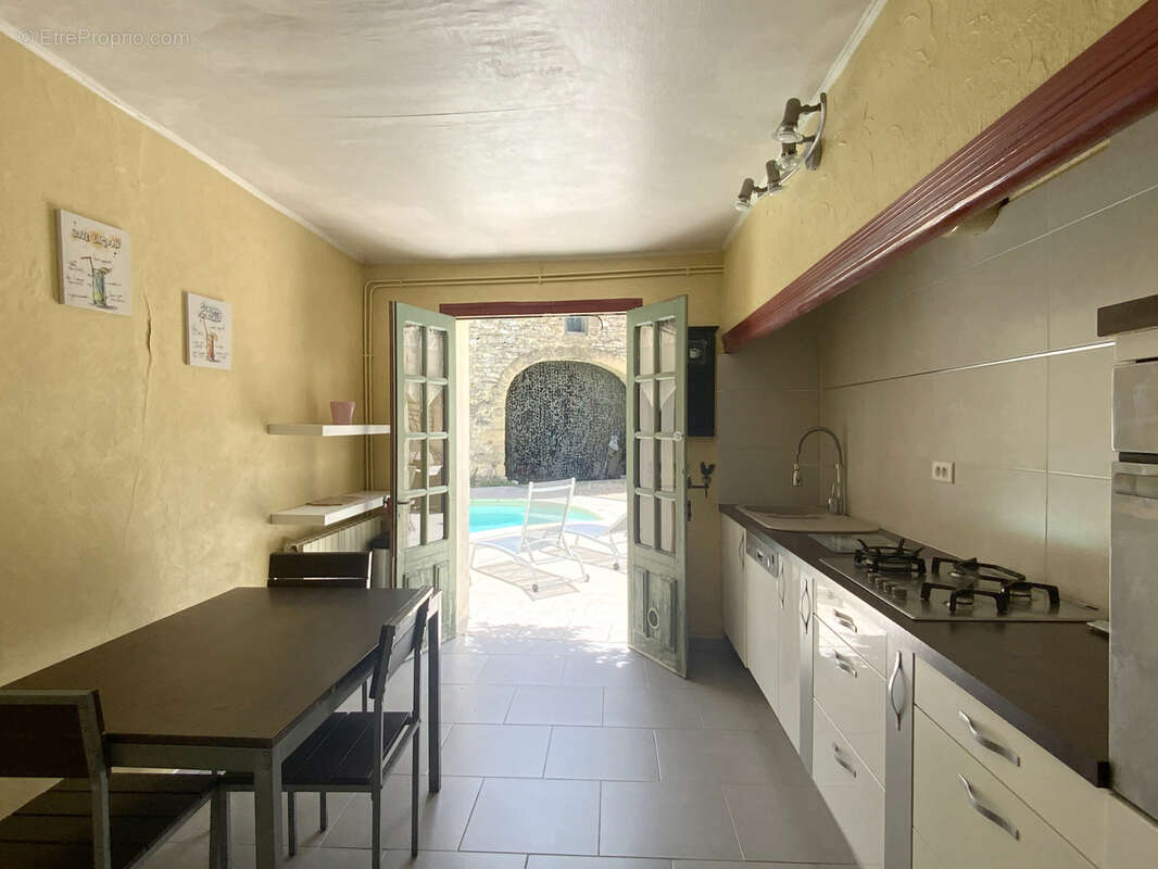 Mas de village du XIXo siècle avec cour , piscine dans un village avec commerces. - photo 15