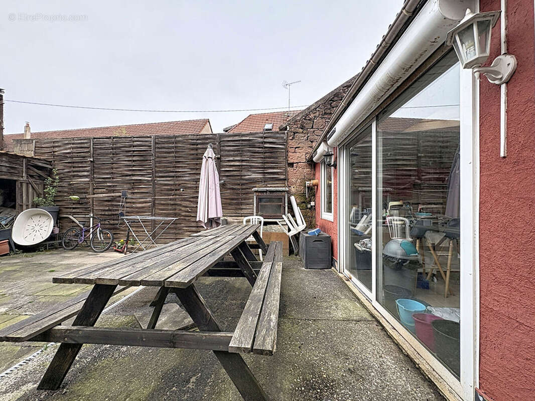 Maison de ville avec terrasse à rénover - photo 3