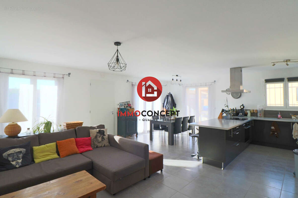 Maison à LAUDUN-L&#039;ARDOISE