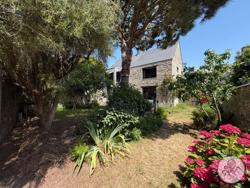 Maison à SAINT-JACUT-DE-LA-MER