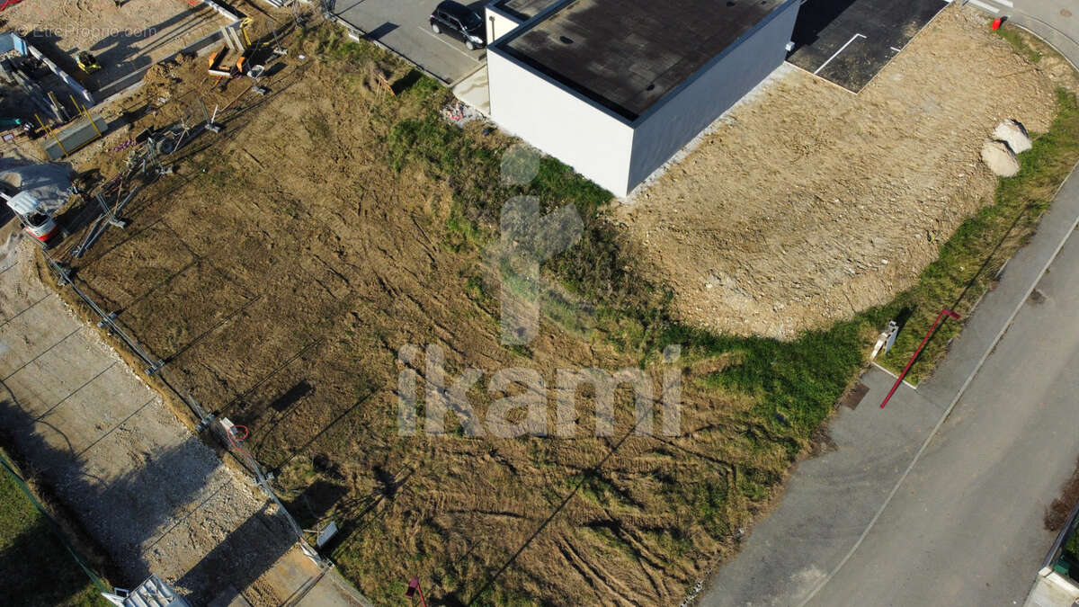 Terrain à CHATEAUNEUF-DE-GALAURE