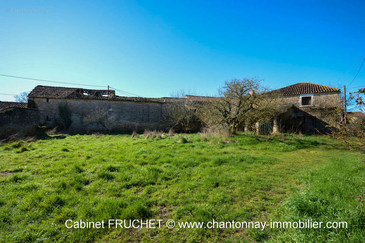 Maison à BAZOGES-EN-PAREDS