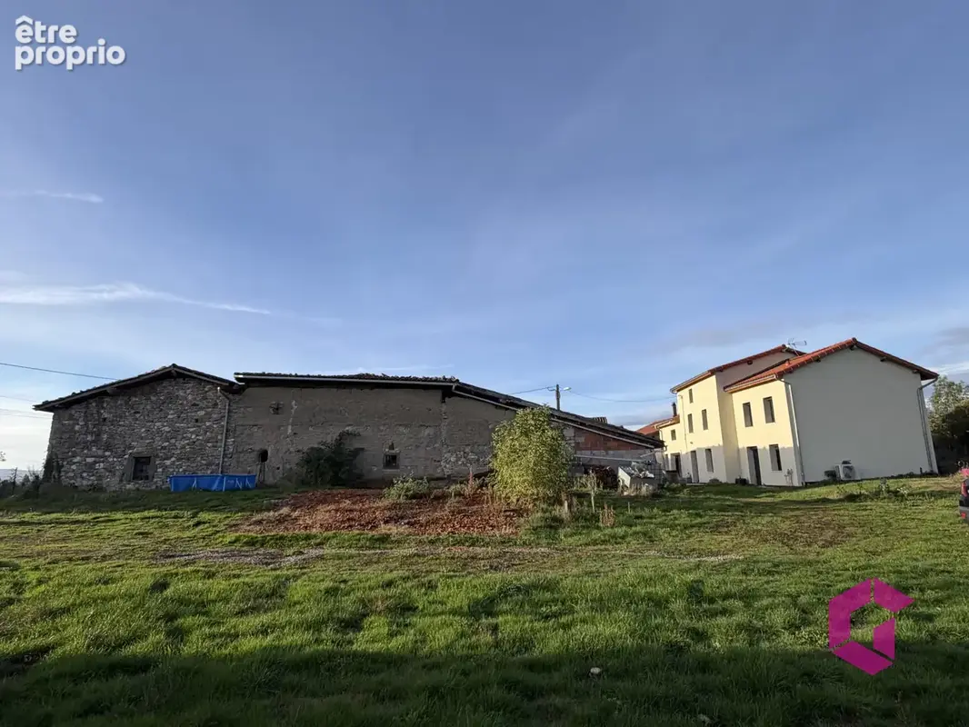Maison ancienne rénovée avec dépendances et terrain - photo 1