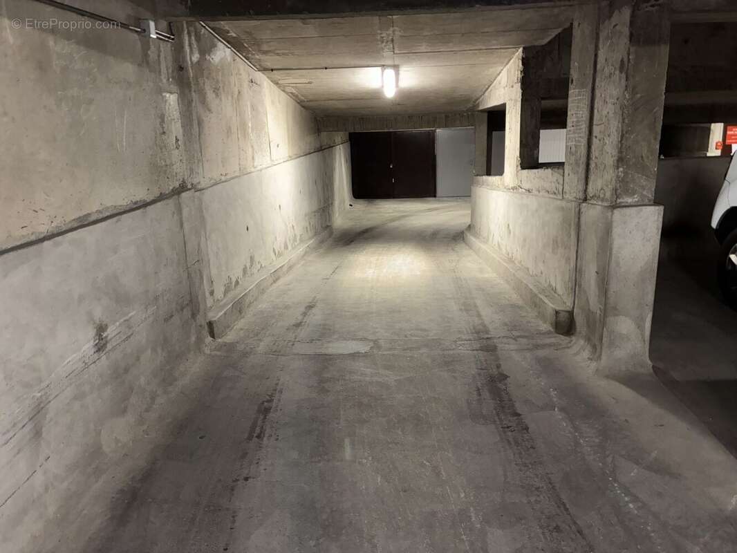 Parking à PARIS-12E