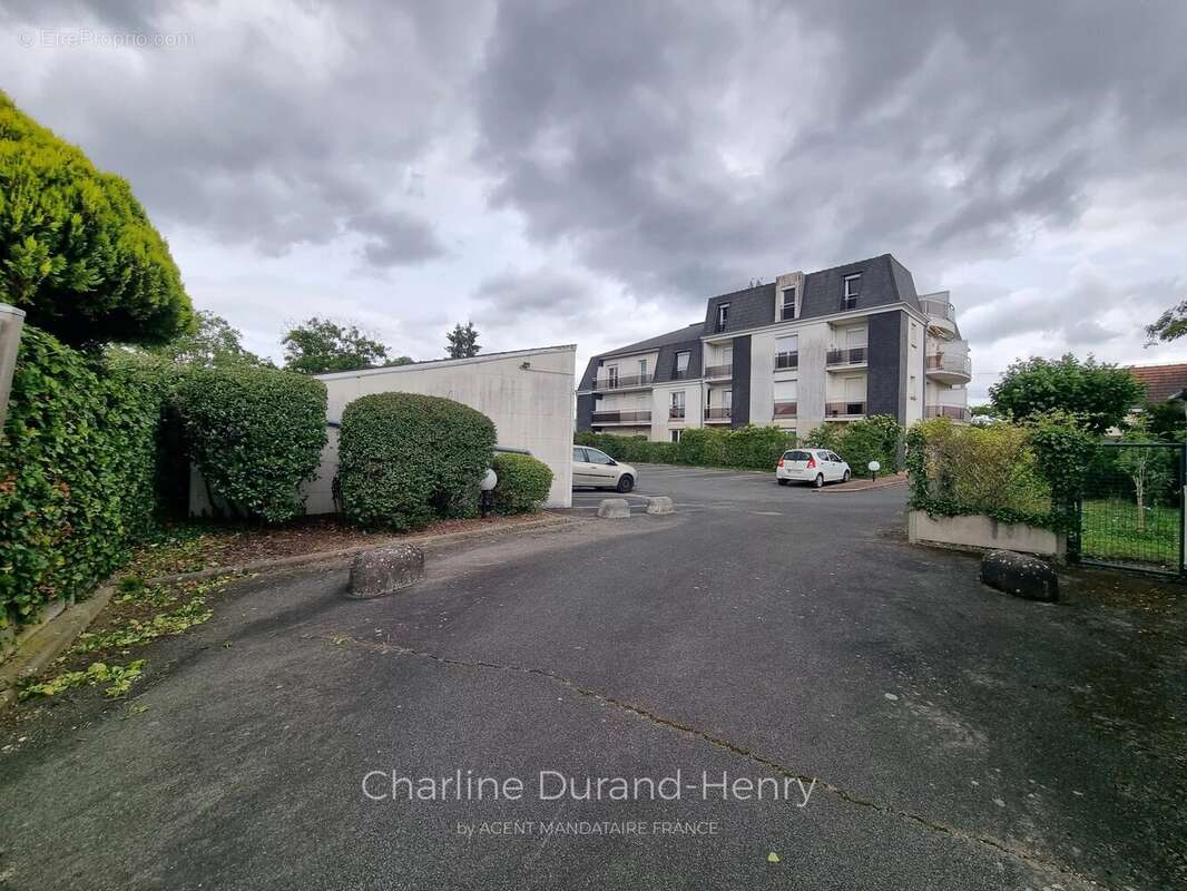 Parking à FLEURY-LES-AUBRAIS