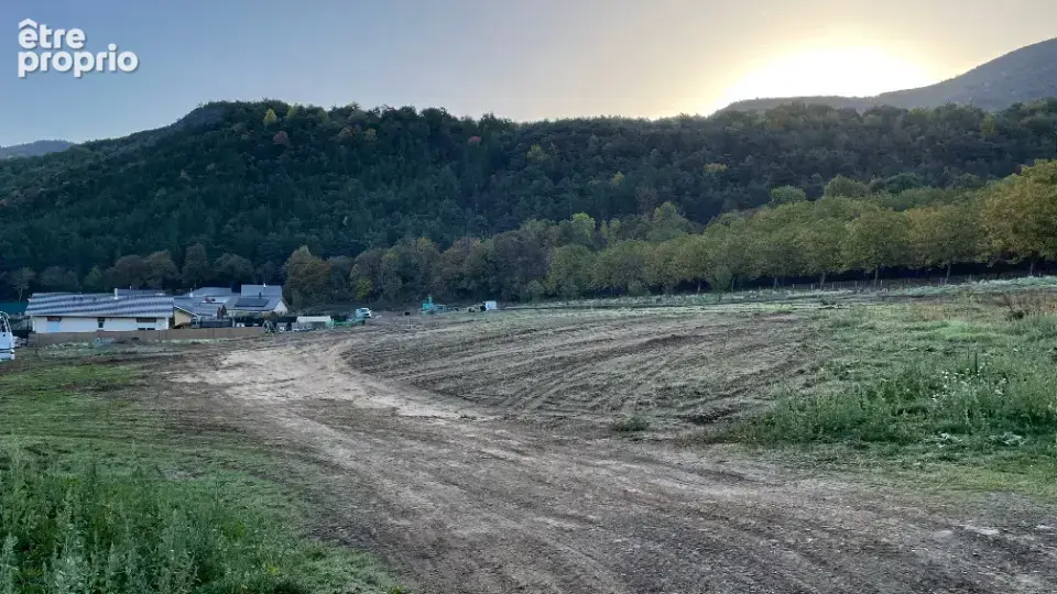 Terrain à SAINT-ETIENNE-LE-LAUS
