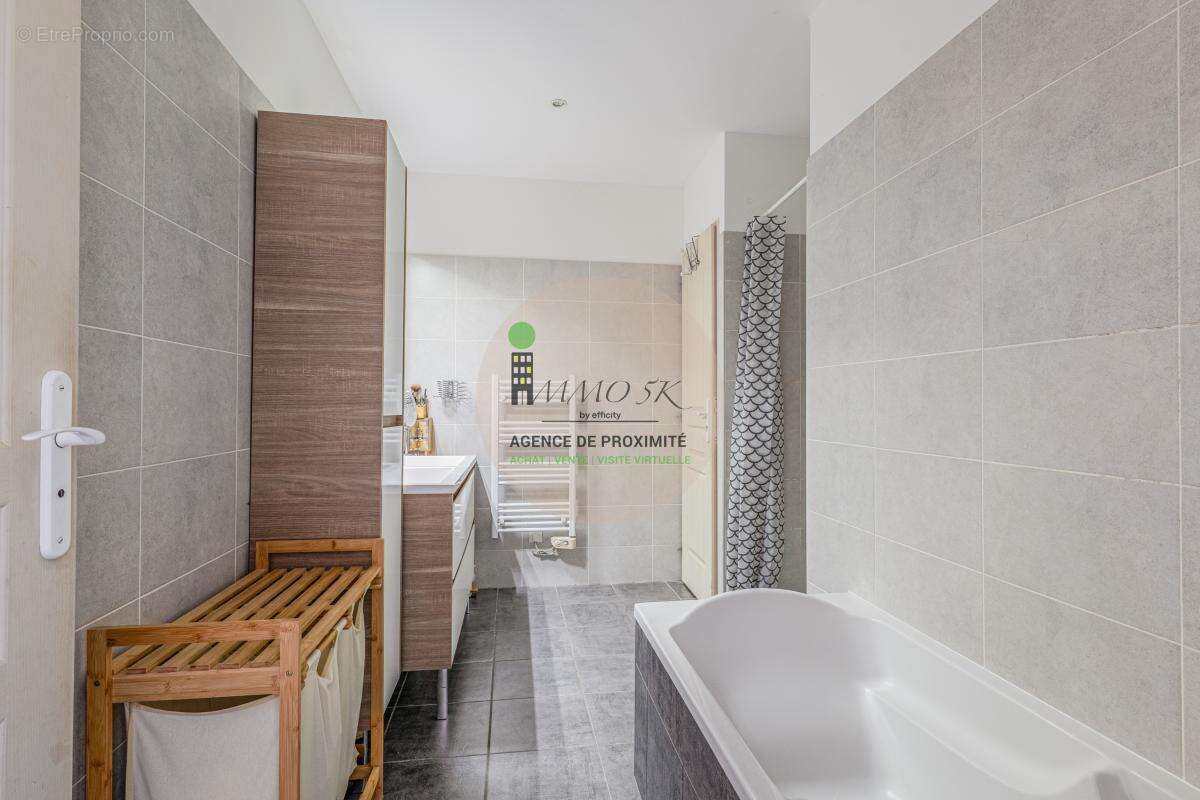 Appartement à NEYRON
