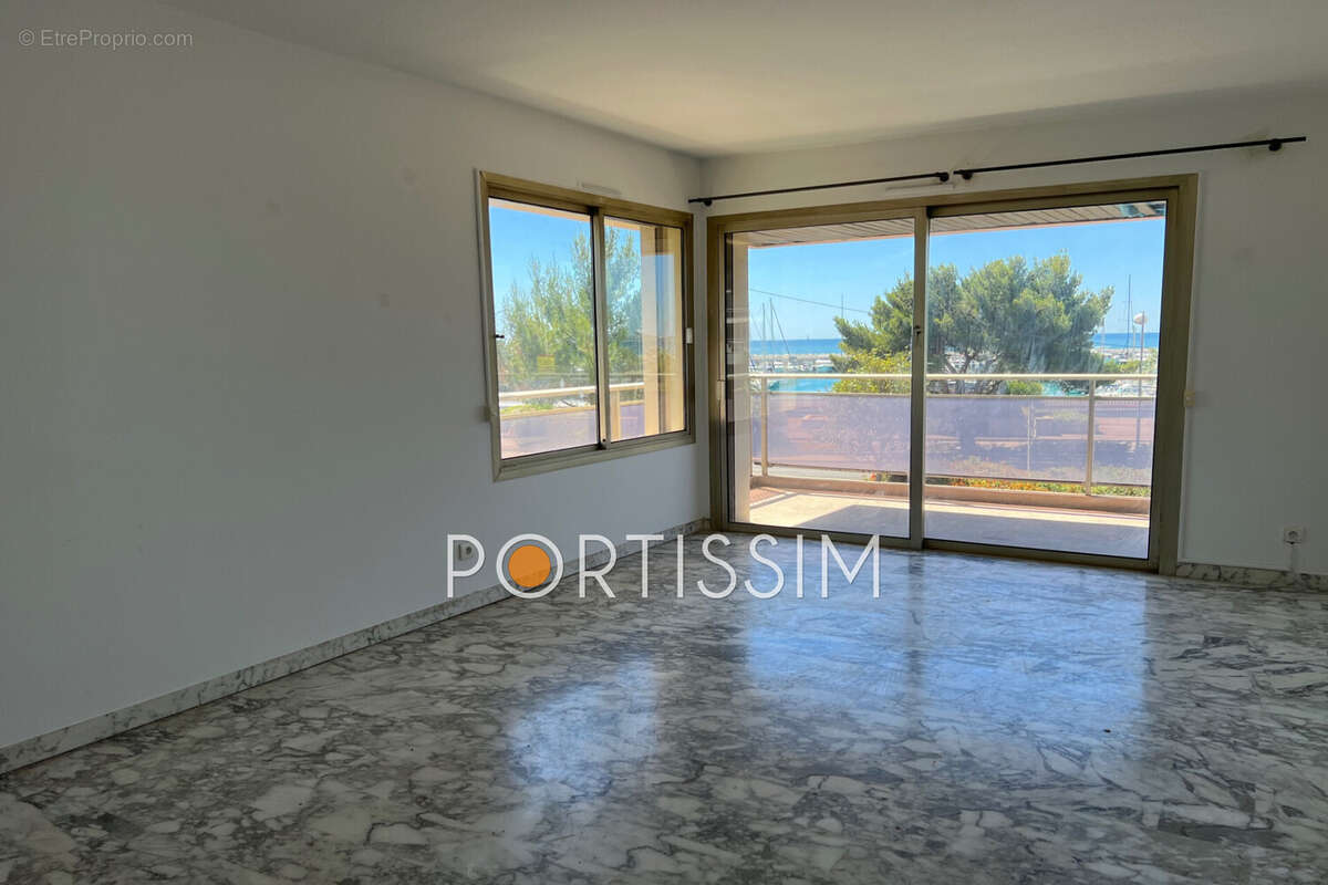 Appartement à SAINT-LAURENT-DU-VAR