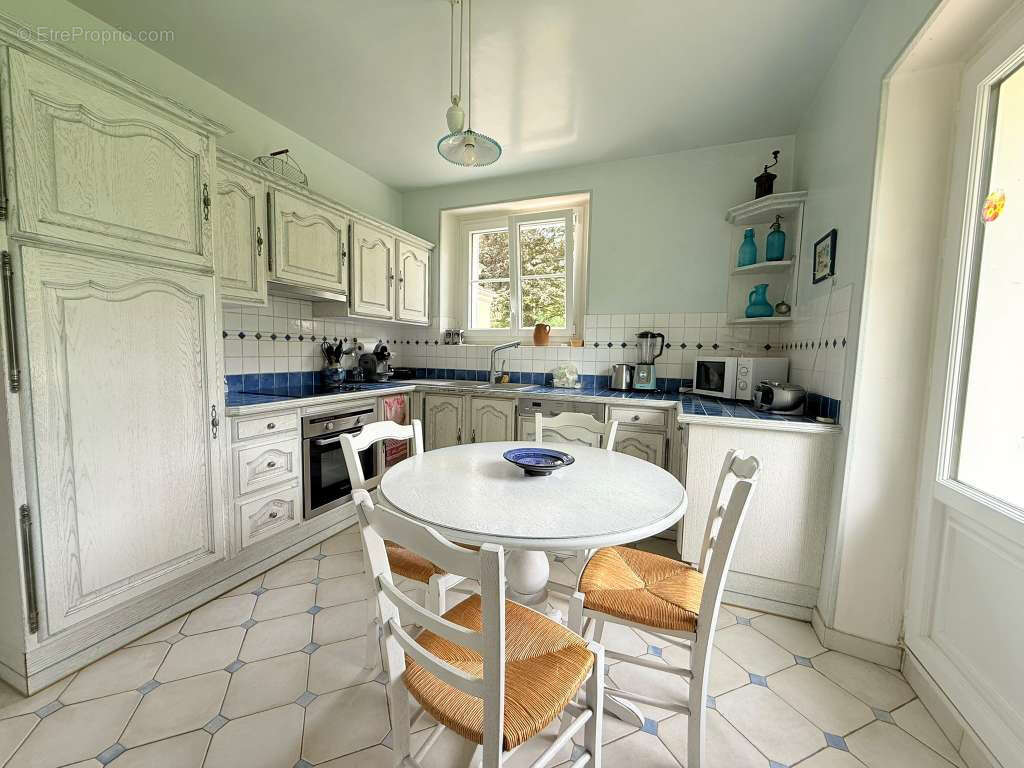 Authentique maison en pierre avec 4 chambres, dépendances et terrain de 2 207 m2 - photo 3