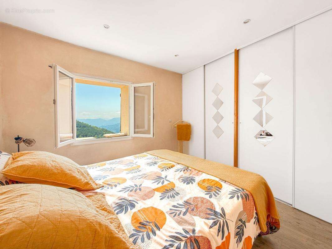 Bâtisse de 180,30 m², 3 appartements + Terrain 34 443 m² - photo 13