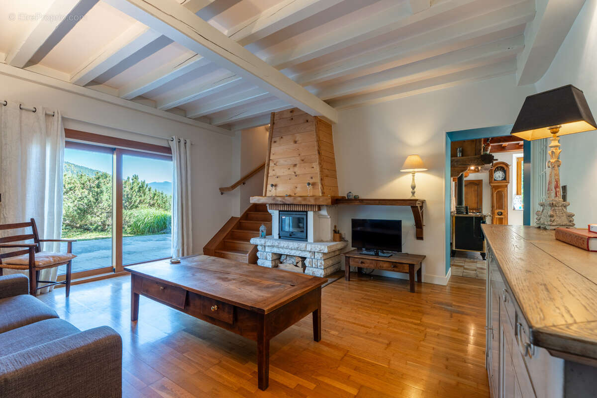 Le Noyer - Ferme rénovée de caractère - potentiel de 336m2 habitable - 2.630m2 de terrain plat - photo 6