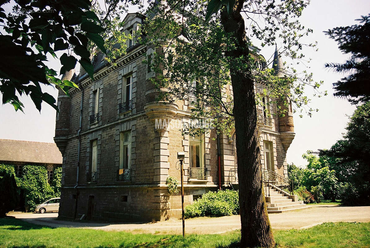 Château 19 e siècle  21 pièces 8400 m² de parc - photo 2