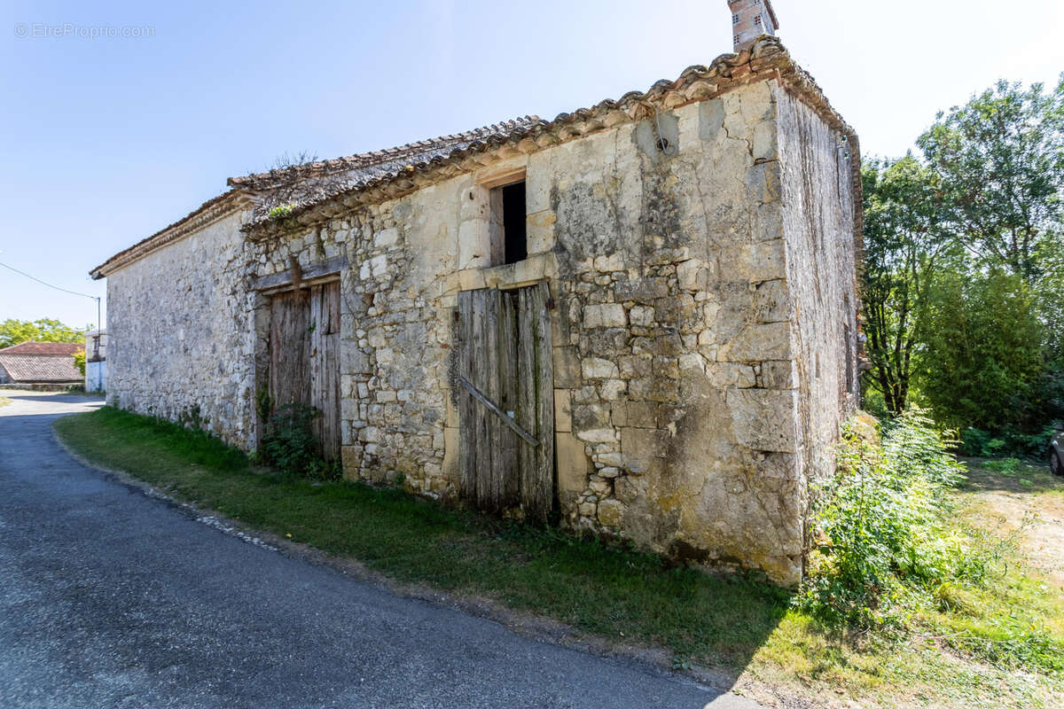 Maison en pierre à renover avec 3 granges - photo 15